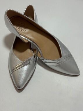 Naturalizer Women's Henrietta Pointed Toe Ballet Flat Silver Size 8 Like New